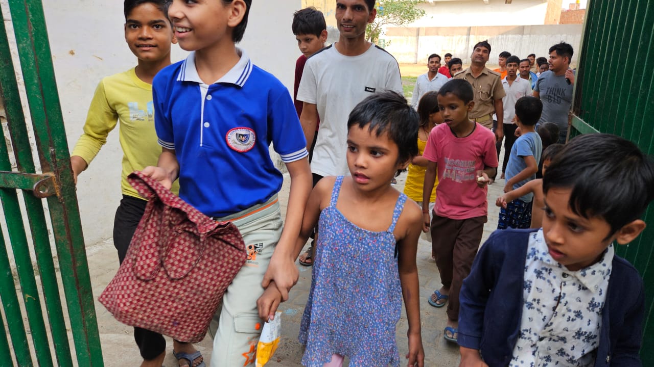 प्राथमिक विद्यालय हिमायूपुर में लापरवाही स्कूल में बंद रह गई मासूम छात्रा