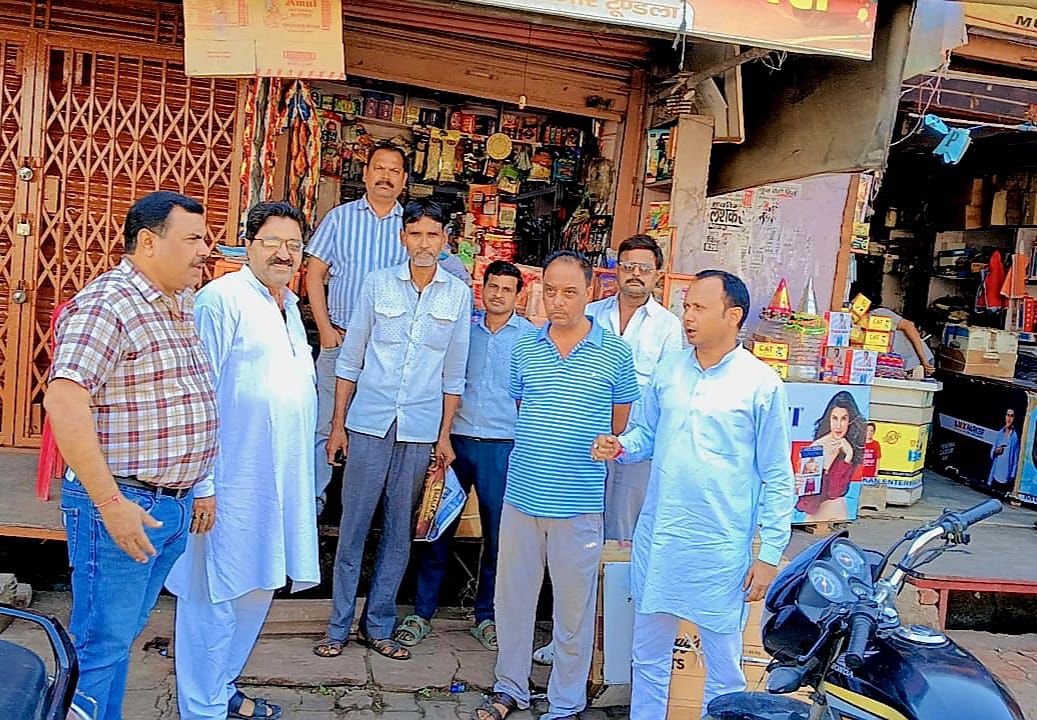 स्वदेशी अपनाओ, आत्मनिर्भर भारत बना— व्यापार मंडल ने बाजार में किया जनजागरण अभियान