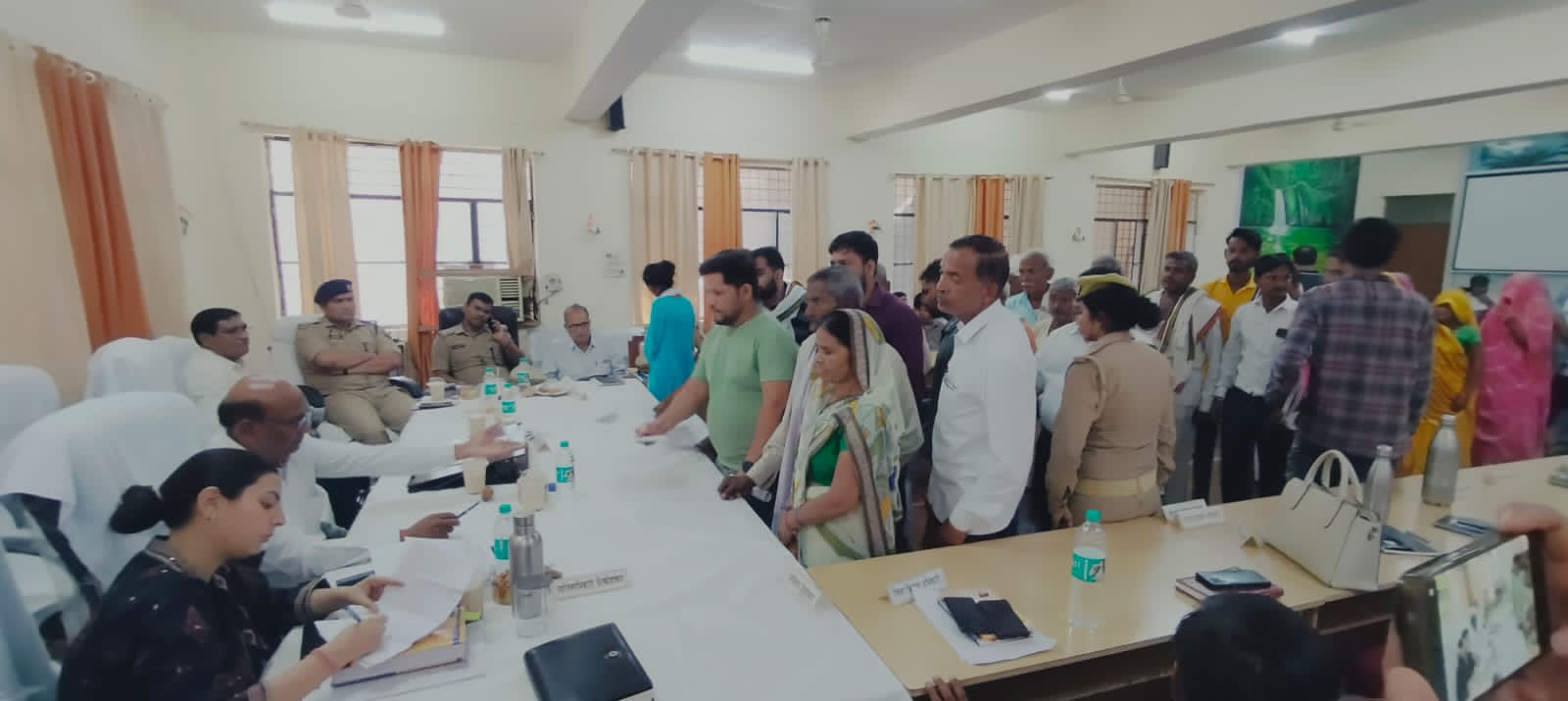 समाधान दिवस में अधिकारियों ने सुनीं 64 शिकायतें, 15 निस्तारण