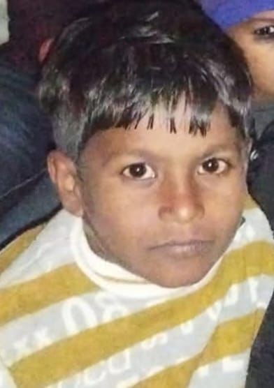 लोहे के विद्युत खंभे में करंट दौड़ने से 12 वर्षीय बालक की मौत, गांव में मचा कोहराम