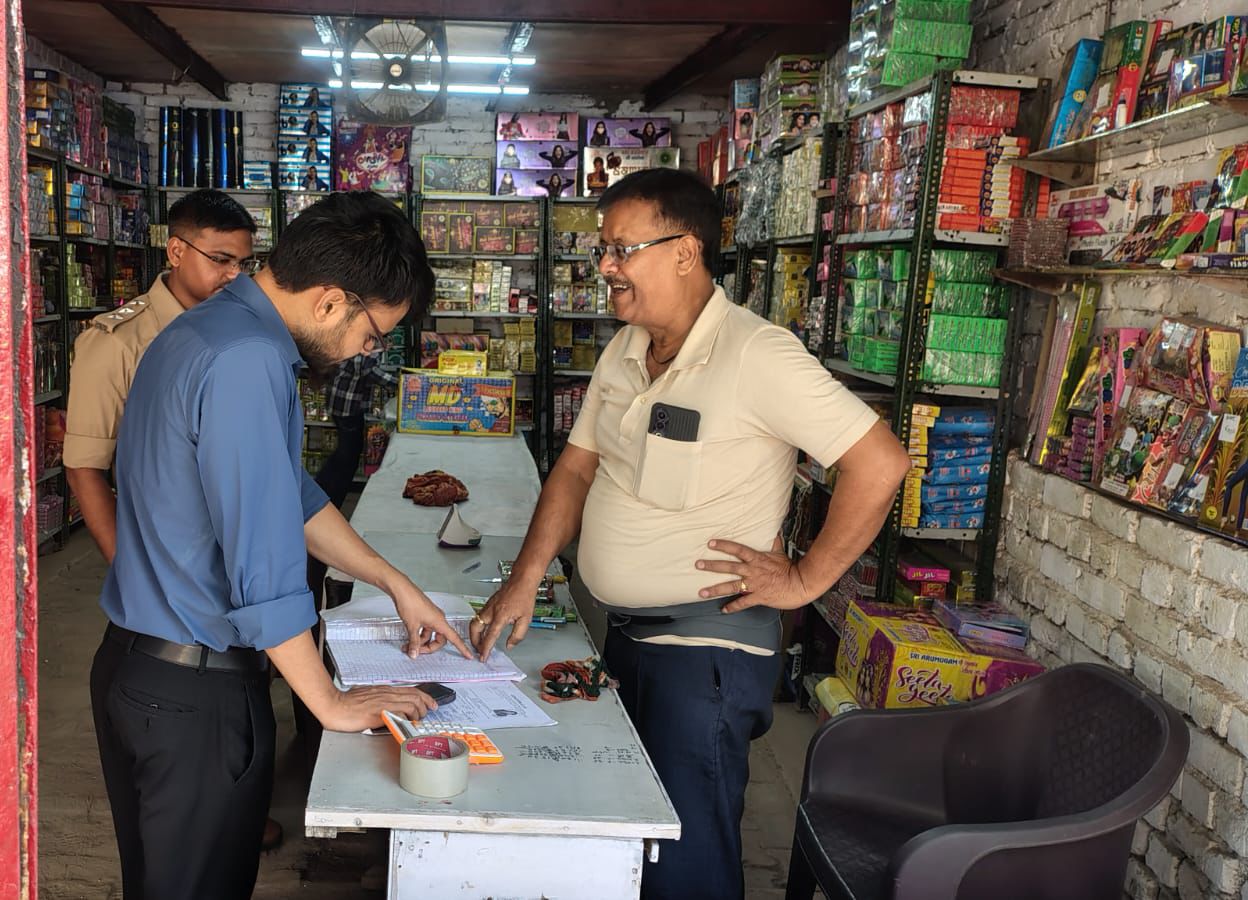    टूण्डला में पटाखों की दुकानों पर प्रशाशन की कड़ी नजर, किया निरीक्षण