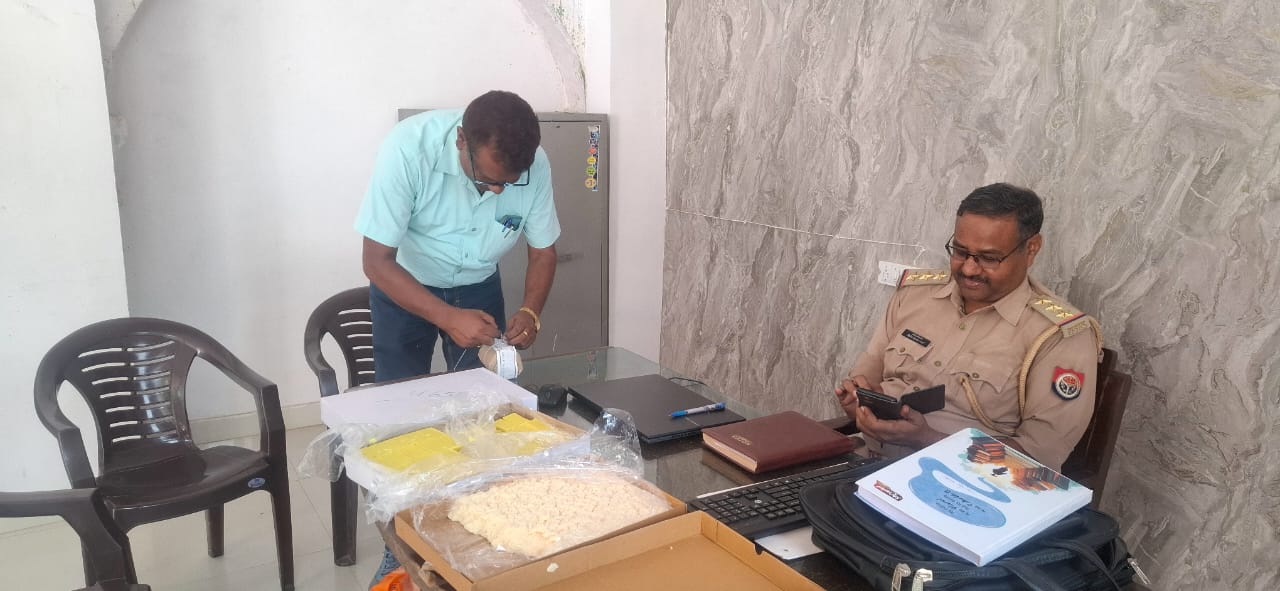  पुलिस और खाद्य विभाग ने कार से बरामद की एक कुंतल से अधिक मिठाई