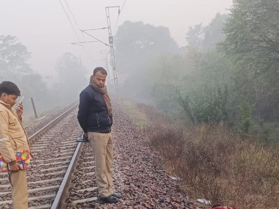 अमेठी में रेलवे ट्रैक के किनारे एक युवक का शव मिला, पहचान नहीं