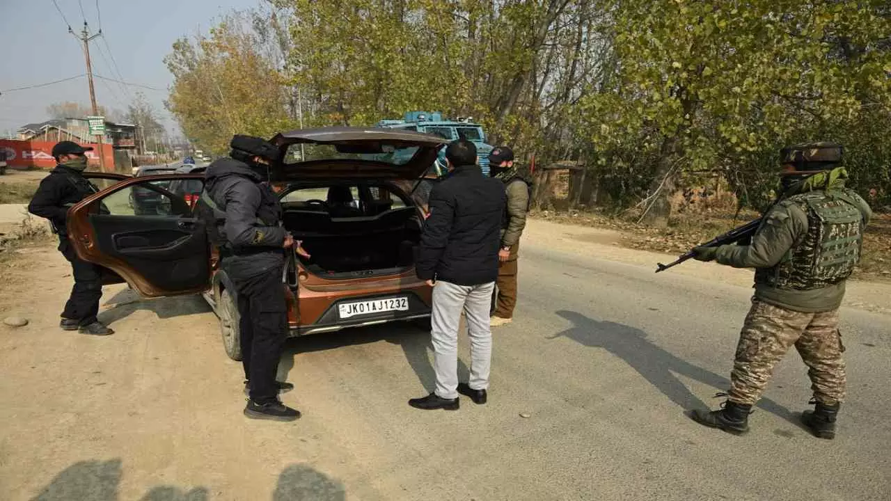 दिल्ली के भोगल इलाके में कार में 'आरडीएक्स' होने की सूचना से दहशत