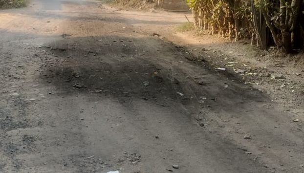 रेलवे कॉलोनी मार्ग पर गड्ढों में डाली रेल पटरियों से निकली सिल्ट