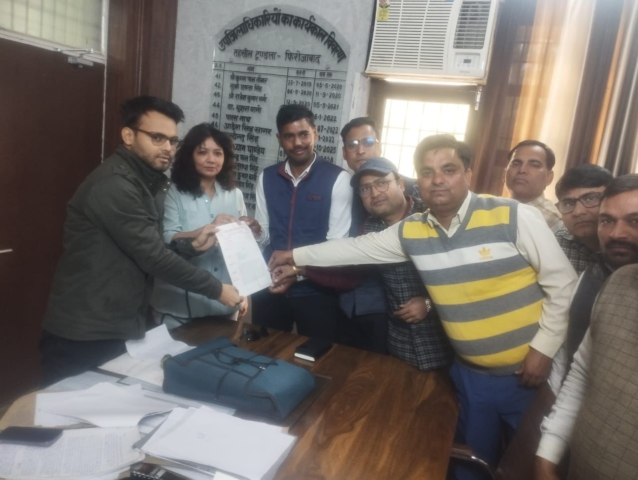 लेखपाल संघ ने शैक्षणिक योग्यता, वेतनमान और भत्तों में बढ़ोत्तरी की मांगों को लेकर सौंपा ज्ञाप