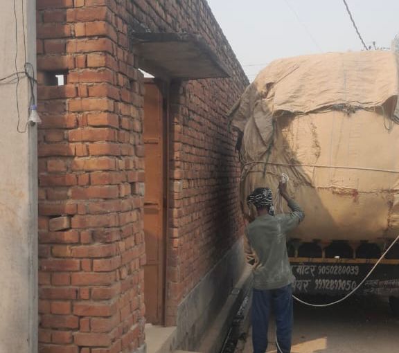 आम रास्ते पर बने छज्जे की शिकायत, पुलिस पर लगाया पक्षपात का आरोप