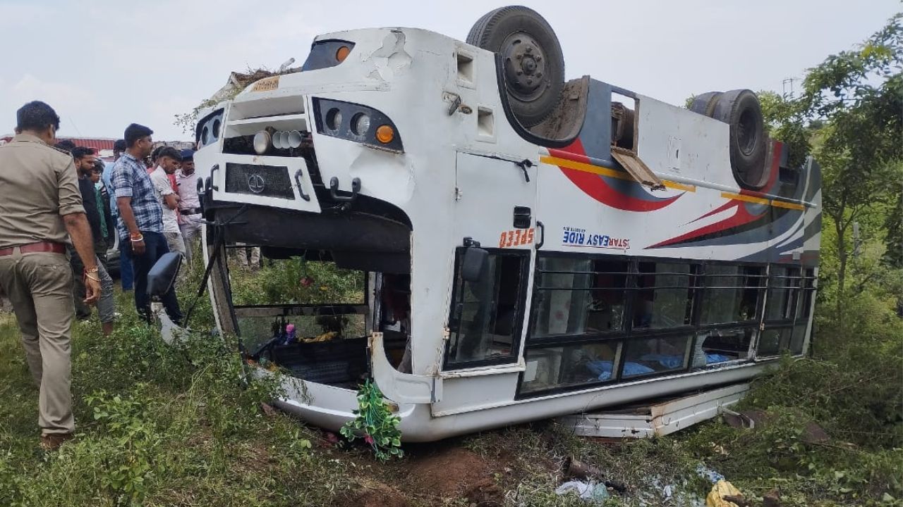 मप्र : यात्री बस के खाई में गिरने से दो महिलाओं की मौत, 38 लोग घायल 