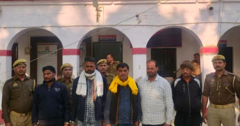 नहर किनारे चल रहा था फर्जी पेट्रोल पंप का पुलिस ने किया भंडाफोड़ 