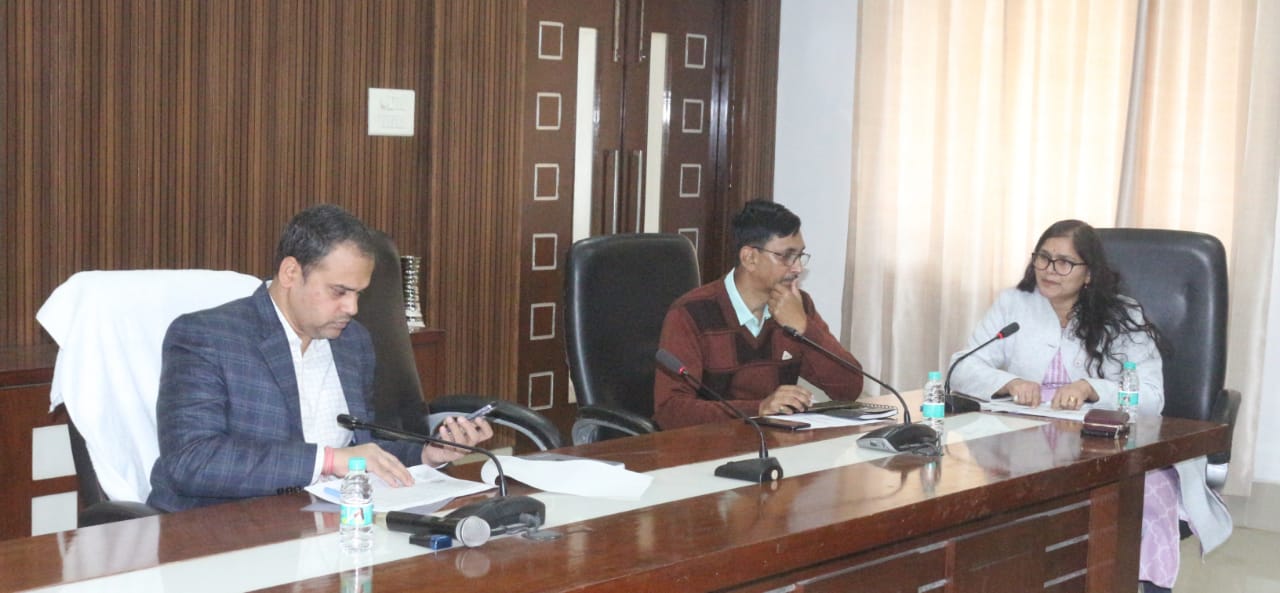 जिलाधिकारी ने क्रय केंद्र प्रभारियों के साथ की बैठक, धान खरीद में तेजी लाने के निर्देश