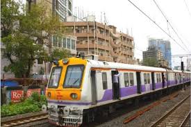 मुंबई में हार्बर लाइन की रेल पटरी के पास झुग्गियों में भीषण आग, बांद्रा-माहिम सेवा स्थगित