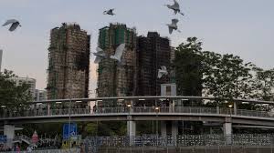 हांगकांग की ऊंची इमारतों में आग लगने से मरने वालों की संख्या 128 हुई, 200 से अधिक लोग लापता