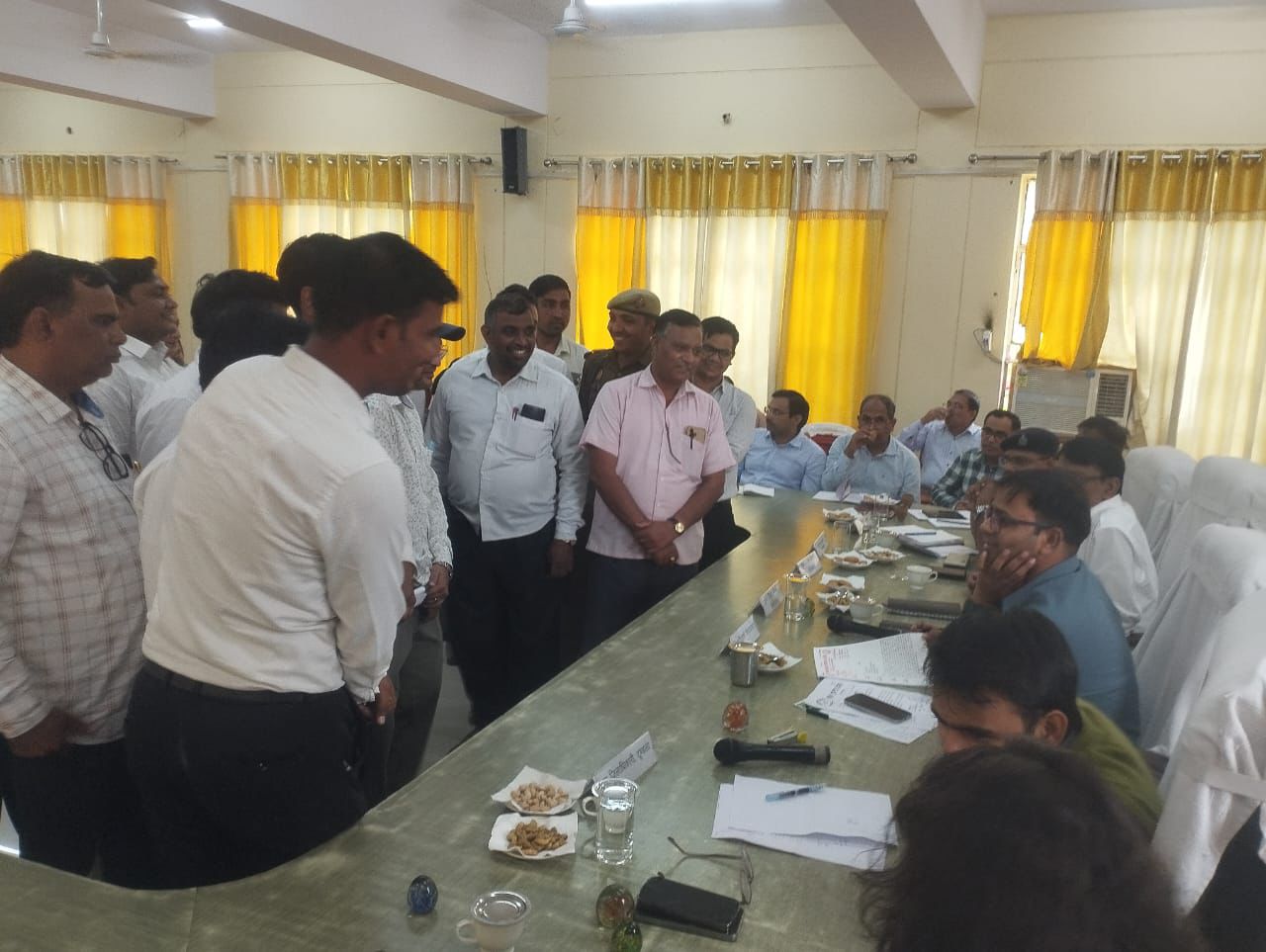 शैक्षणिक योग्यता, वेतनमान व भत्तों में बढ़ोतरी की मांग को लेकर लेखपालों ने सौंपा ज्ञापन