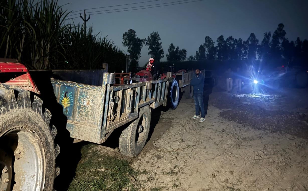 अवैध खनन पर पुलिस की स्ट्राइक, छापा मारकर जब्त किए ट्रेक्टर व मशीन