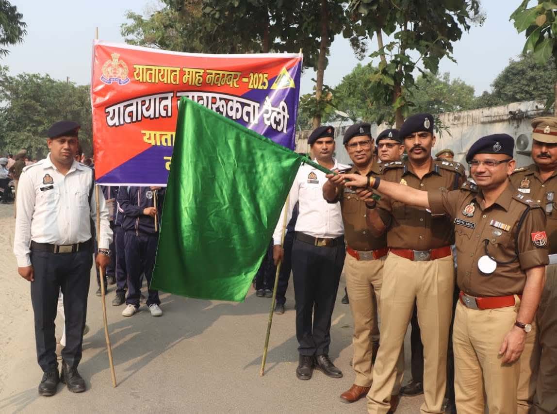यातायात नियमों के पालन से ही सुरक्षित जीवन संभव मुरादाबाद पुलिस द्वारा यातायात किया गया शुभारम्भ 
