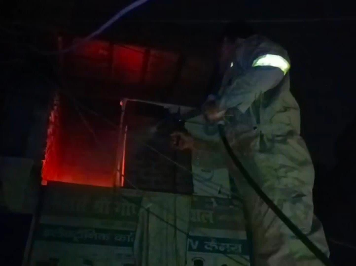 लोहा मंडी में भीषण आग, इलेक्ट्रिक सामान की दुकान जलकर राख