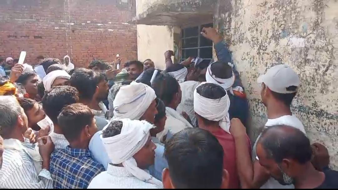 घंटों लाइन में लगने के बाद भी बिना खाद लिए लौटे किसान,भीड़ बेकाबू