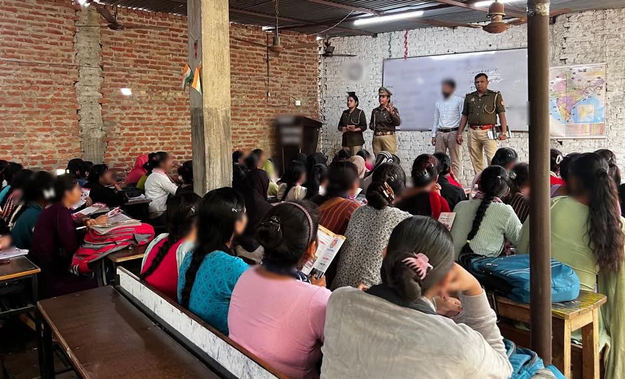 कोचिंग संस्थान पर साइबर अपराध की पम्पलैट बांटकर दी जानकारी 