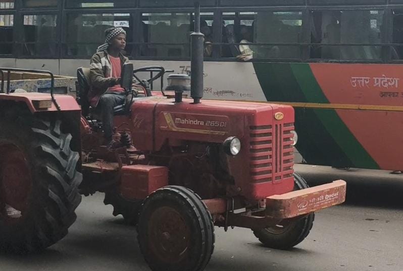 नाबालिक बच्चा चला रहा मिट्टी से भरा ट्रेक्टर, हादसे की संभावना 