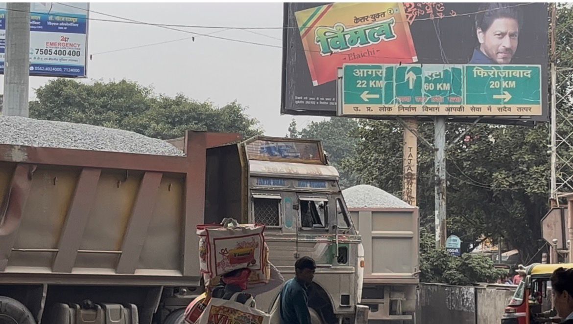 “ओवरलोडिंग डंपरों का आतंक! टूंडला प्रशासन मूकदर्शक – जनता दहशत में”