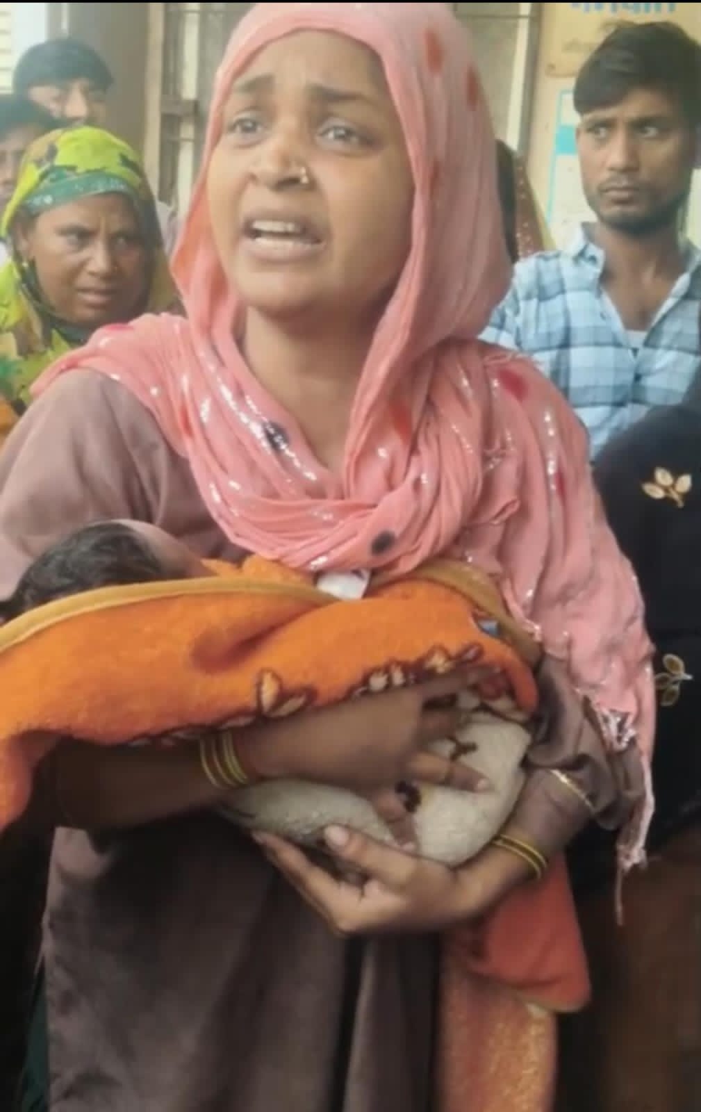 सौ शैया अस्पताल में हंगामा: महिला का आरोप—स्वस्थ बच्चे को जबरन मशीन में रखा