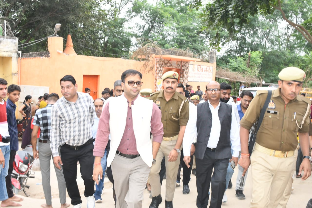 जिलाधिकारी ने किया पसीना वाले हनुमान जी के पास स्थित घाट का निरीक्षण, दिए निर्देश 