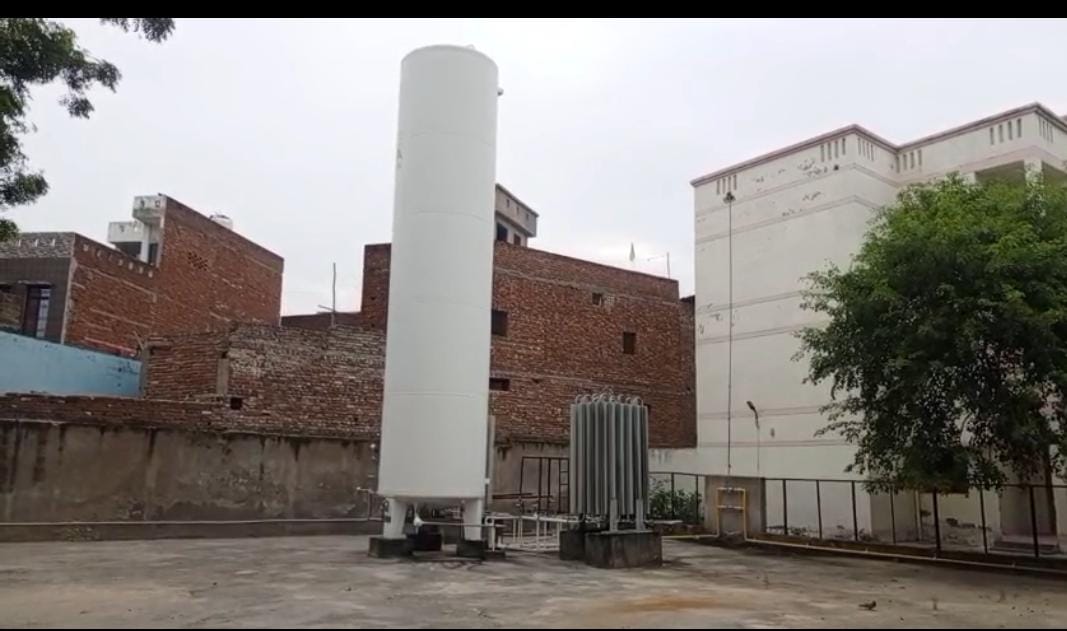 मेडिकिल कॉलेज में दो ऑक्सीजन प्लांट होने के बावजूद खरीदनी पड़ रहीं ‘सांसें’