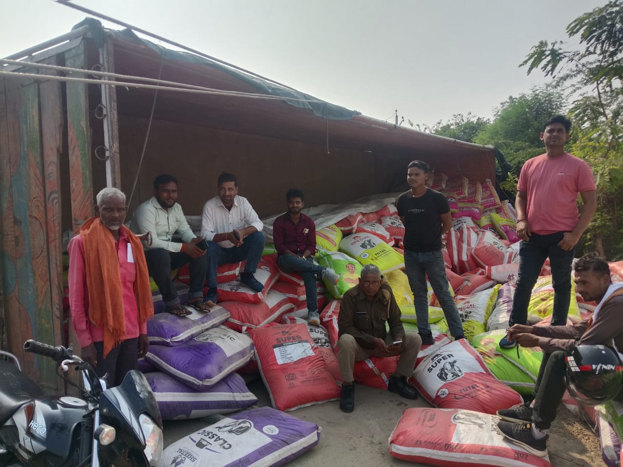 ओवरटेक करने के प्रयास में पलट गया ट्रक