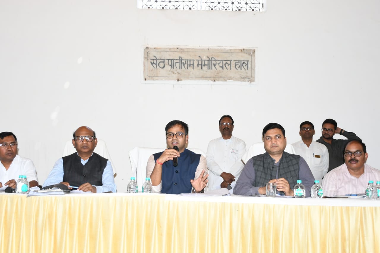 बीएलओ मैपिंग का कार्य 0 प्रतिशत करने पर 50 बीएलओ के वेतन रोकने के जिलाधिकारी ने दिए निर्देश