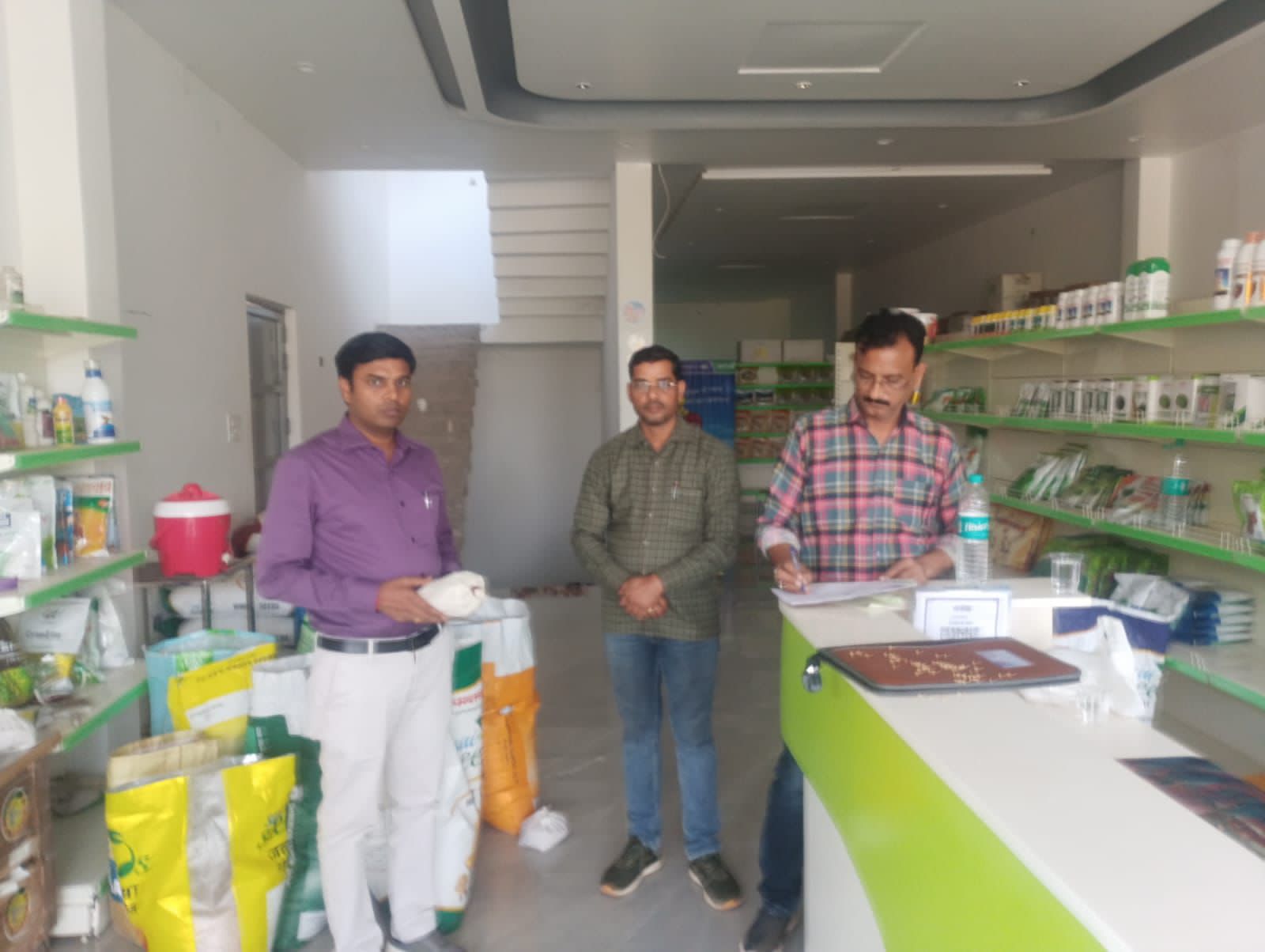 सिरसागंज में बीज विक्रेताओं पर छापेमारी, गेहूं बीज के पांच नमूने जांच को भेजे गए