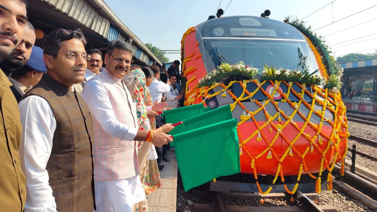 वंदे भारत एक्सप्रेस ट्रेन का लोकार्पण, हरी झंडी दिखाकर किया रवाना