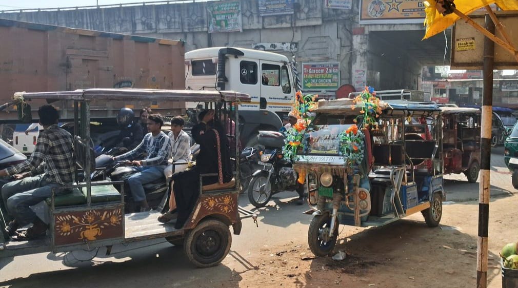 बिना रजिस्ट्रेशन ई-रिक्शा से यात्री परेशान, चौराहे पर लग रहा जाम