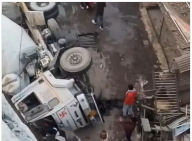 रेलवे ओवरब्रिज से 20 फिट नीचे गिरा मिक्सिंग प्लांट, लगभग एक दर्जन दुकानें छतिग्रस्त