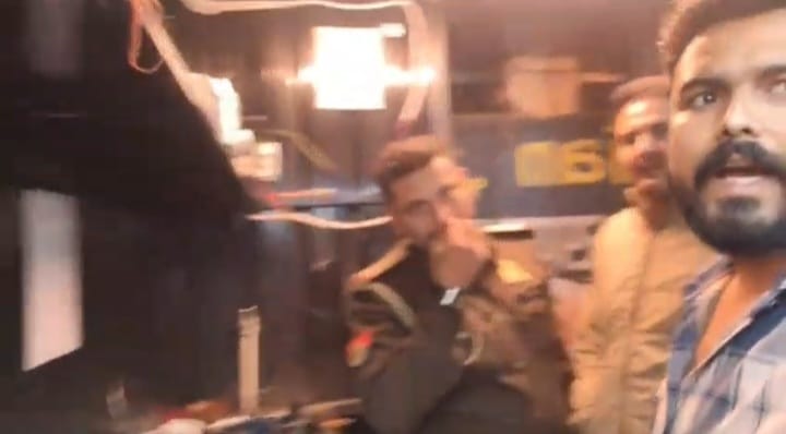 पुलिसकर्मियों का दुकानदार से मारपीट का वीडियो वायरल, फ्री में सामान मांगने का आरोप