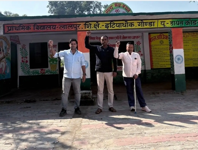 वेतन व बोनस न मिलने पर भड़के शिक्षक, काली पट्टी बांध कर किया विरोध