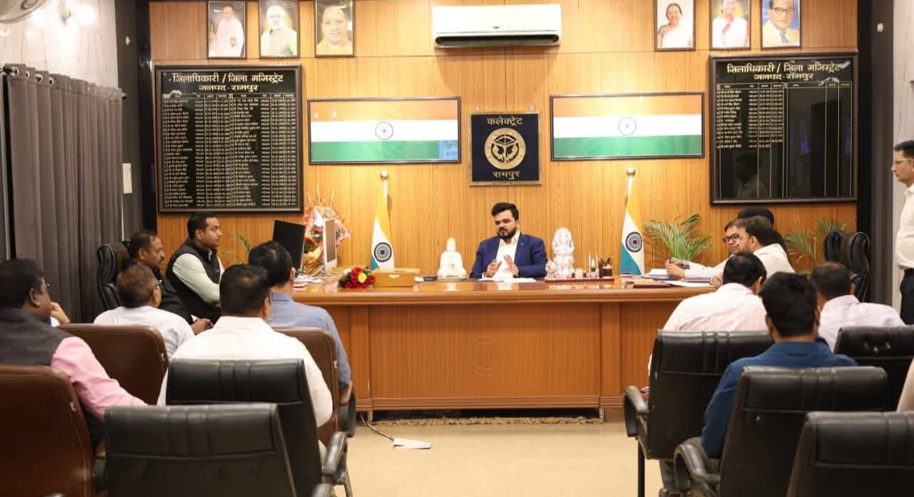 बिजली उपभोक्ताओं की शिकायत पर, कलेक्ट्रेट सभागार में विद्युत विभाग के अधिकारियों के साथ बैठक