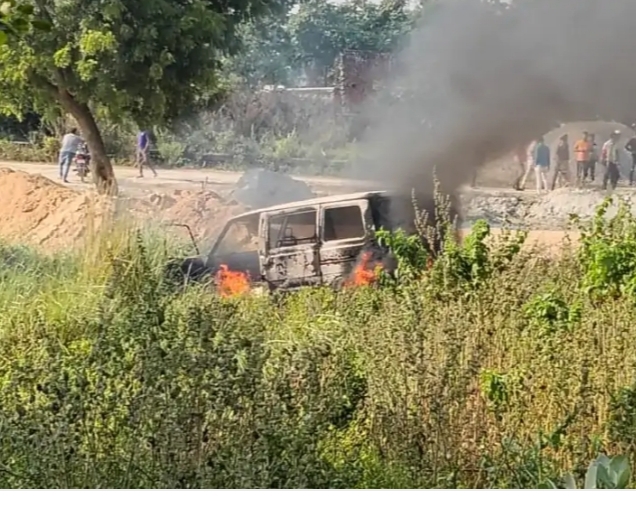 स्कूली वैन में लगी आग चालक व बच्चों ने कूद कर बचायी जान