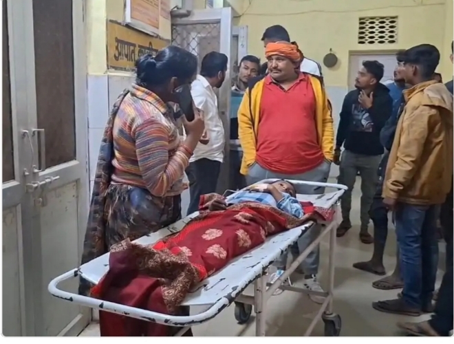 सांप काटने पर बच्चे का इलाज कराने पहुंची महिला ने खुद पकड़ा स्टैंड     