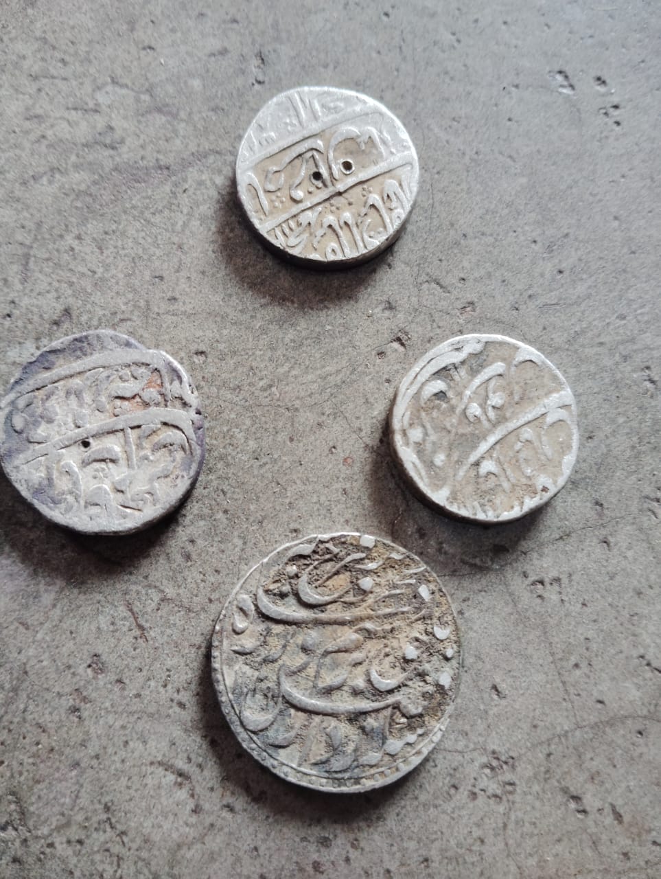 खेत से निकला चांदी के सिक्कों से भरा मटका, मजदूर ले भागे