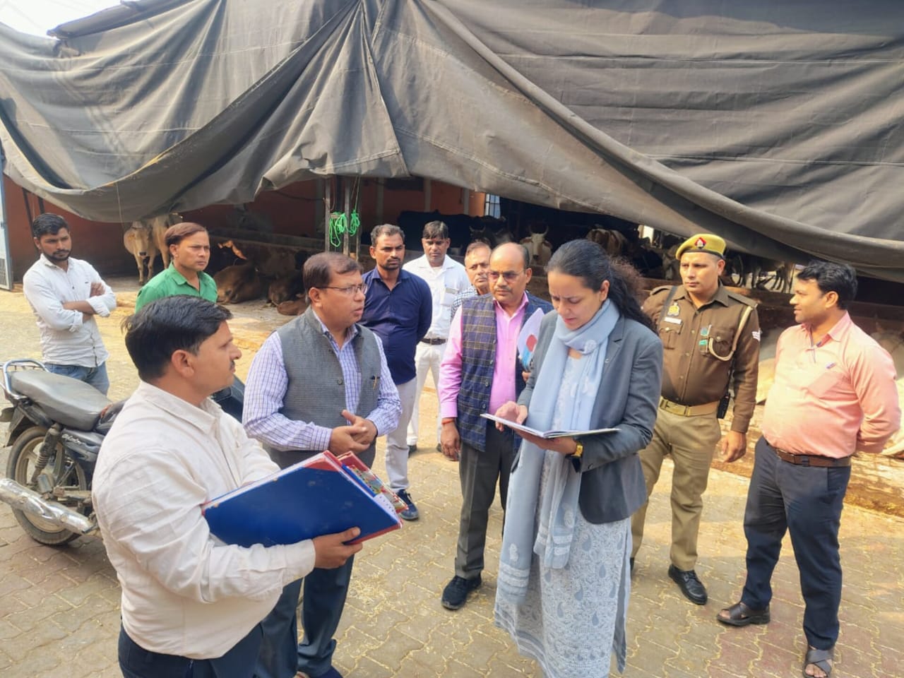 नगर आयुक्त ने किया जलसेसर रोड निर्माणाधीन जोनल ऑफिस और कान्हा गौशाला का निरीक्षण