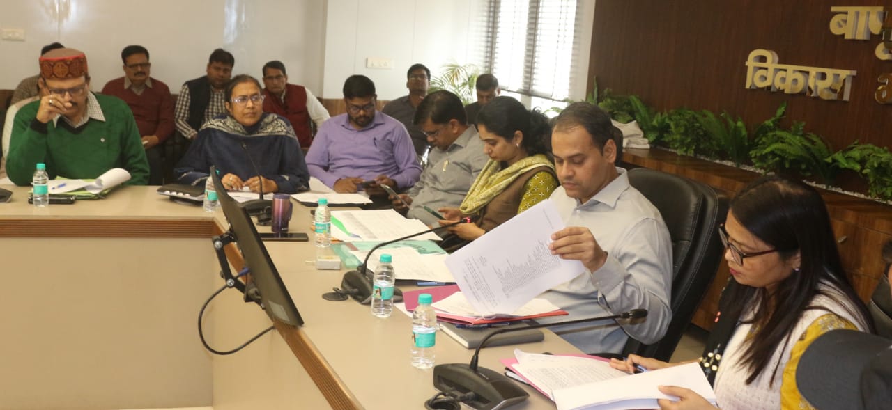 शिकायतकर्ताओं से संपर्क न करने की वजह से जिले की रैंक प्रभावित हो रही है : डीएम