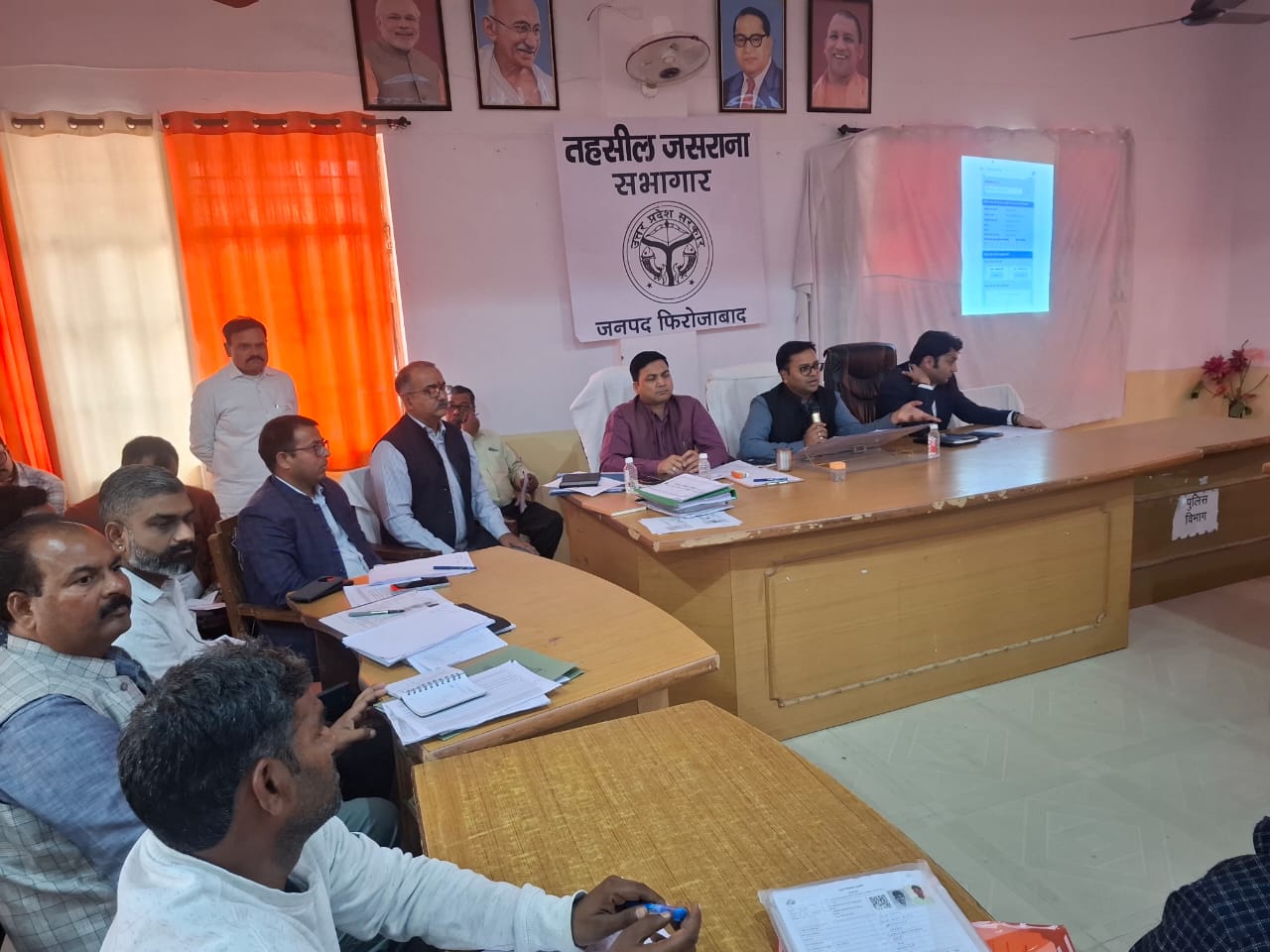 जिलाधिकारी की बैठक में जानकारी नहीं दे पाए लेखपाल, निलंबित