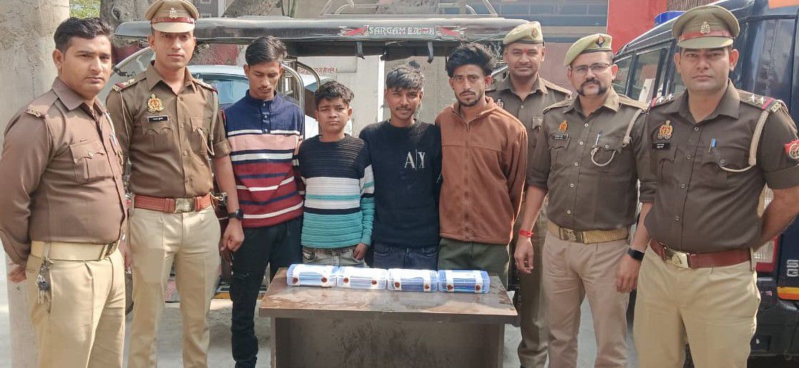 चोरी का ई-रिक्शा और 12 मोबाइल बरामद, चार शातिर चोर गिरफ्तार