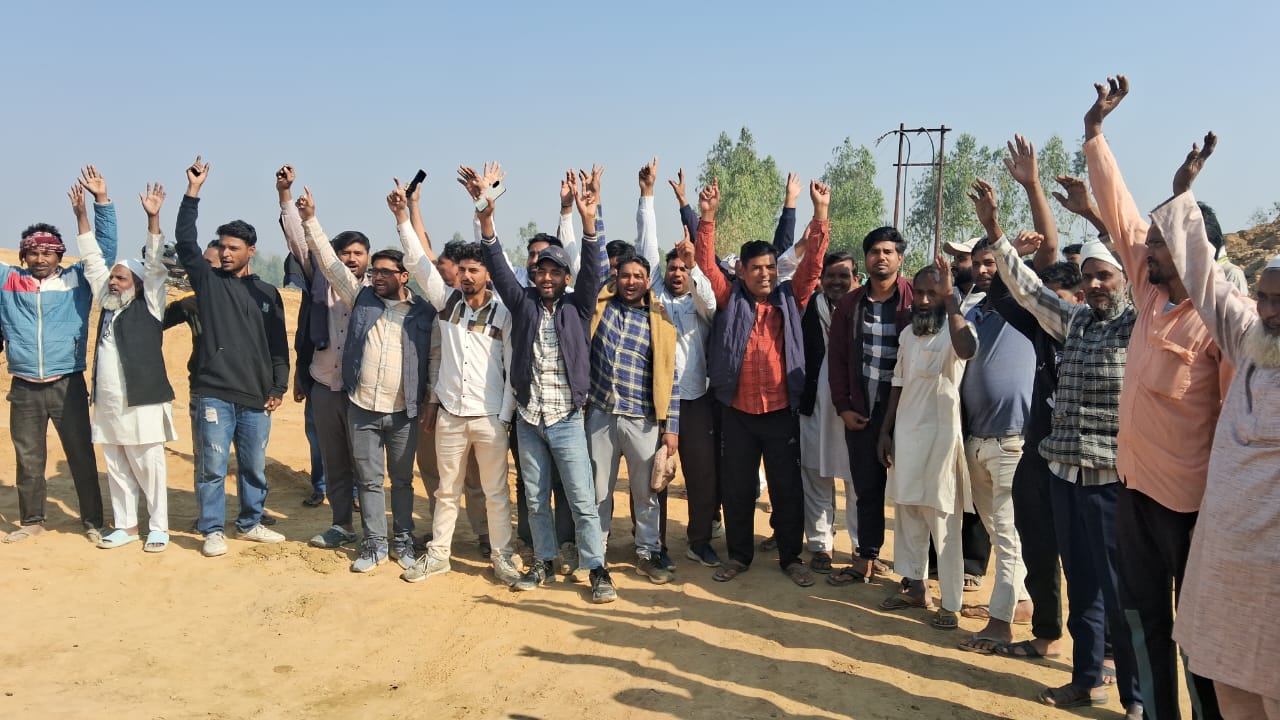 रिंग रोड पर अंडरपास को लेकर ग्रामीणों का धरना प्रदर्शन