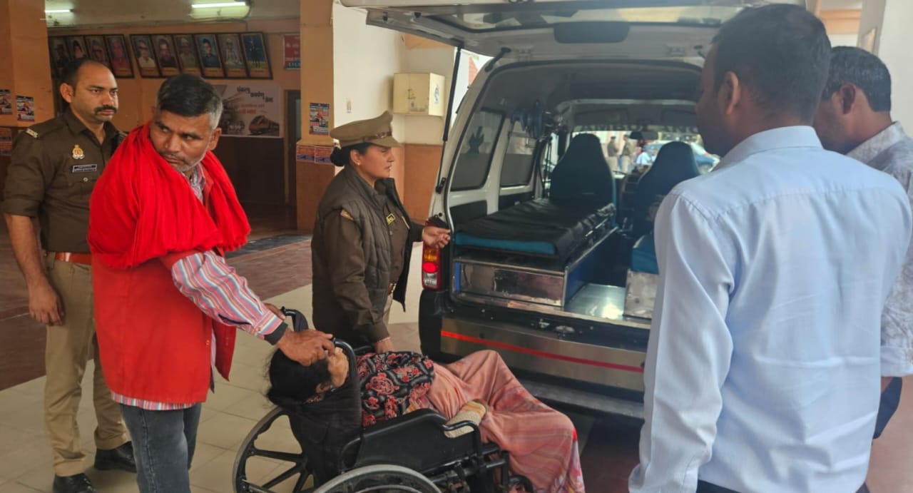 रेलवे स्टेशन पर बेहोश होकर गिरी महिला, जीआरपी पुलिस तत्परता से बची जान 