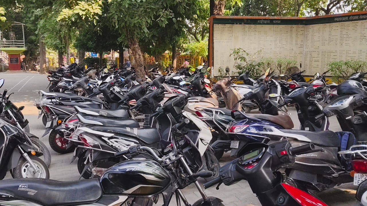 शहीदों की याद में बने स्मारक पर वाहन कब्ज़ा, पार्क में सैकड़ों बाइक खड़ी, अधिकारी मौन