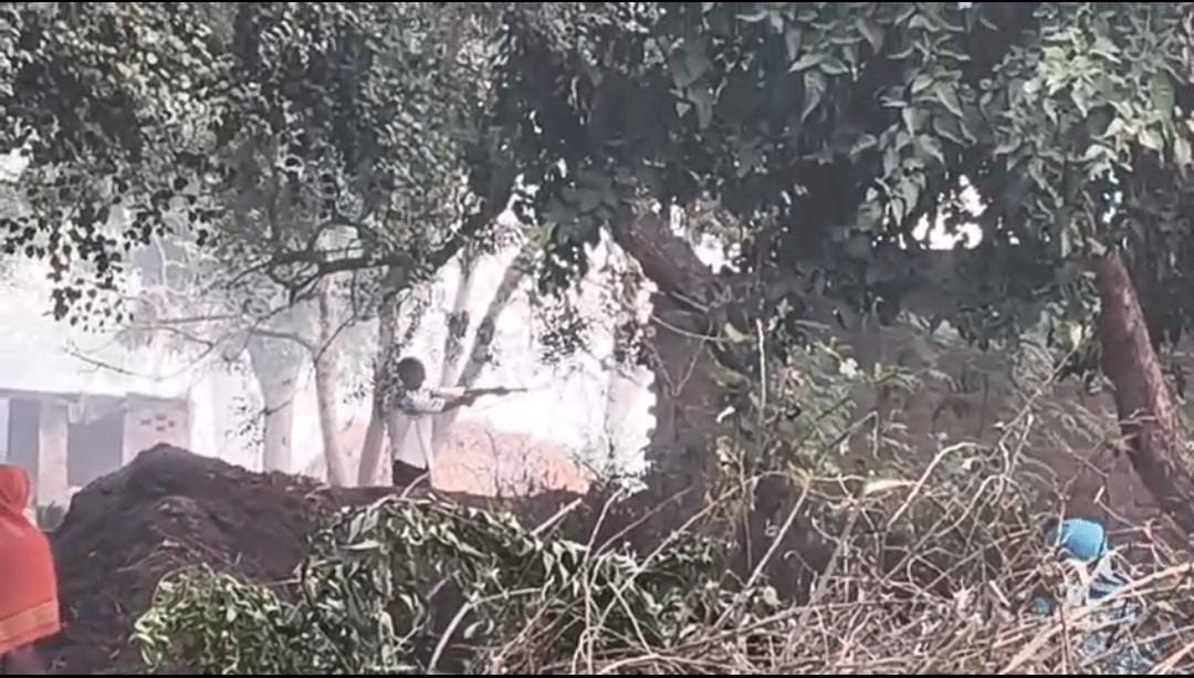 दबंगों का आतंक जमीनी विवाद में खुलेआम फायरिंग और पथराव