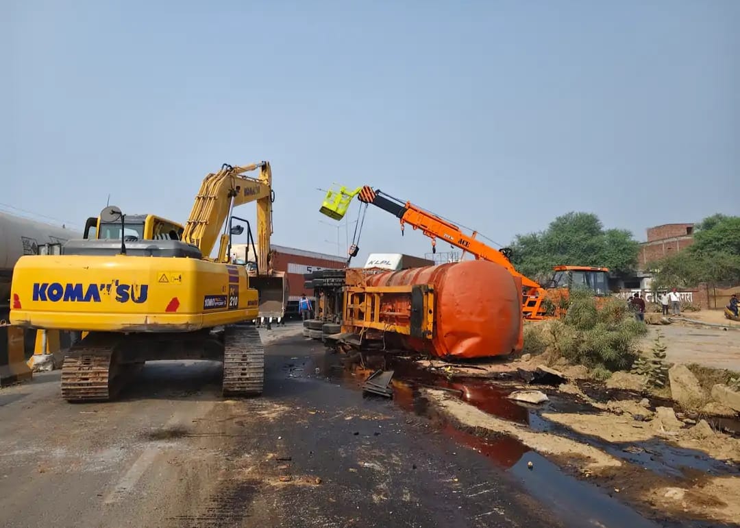 अनियंत्रित होकर हाईवे पर पलटा टैंकर, फैला शीरा 