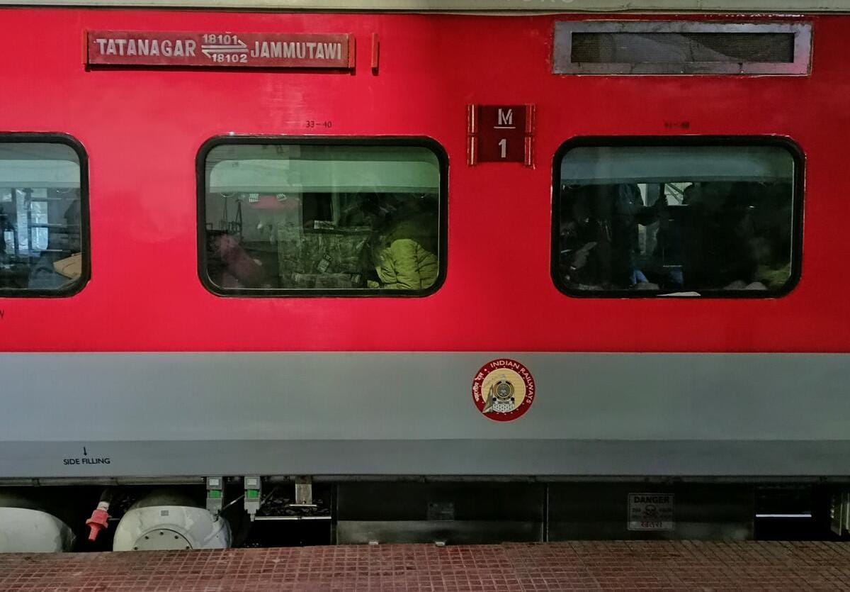 टाटा नगर जम्मूतवी एक्सप्रेस ट्रेन का फिरोजाबाद ठहराव आज से प्रारंभ     