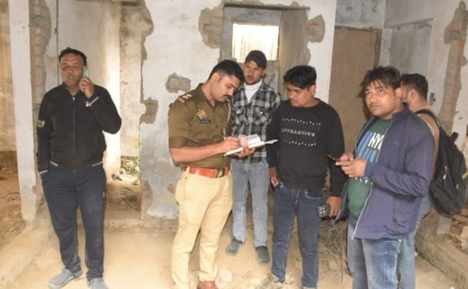 खंडहर में मिला युवक का शव,शहर में फैली सनसनी, फॉरेंसिक टीम ने जुटाए साक्ष्य 
